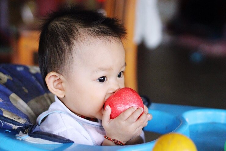 buah berbahaya untuk bayi, buah yang tidak boleh untuk MPASI, buah penyebab tersedak bayi, MPASI aman untuk bayi 6 bulan, buah pemicu alergi bayi, tips MPASI pertama bayi, makanan padat bayi berbahaya